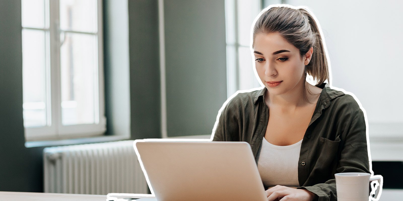 Eine junge Frau die an einem Laptop sitzt 
